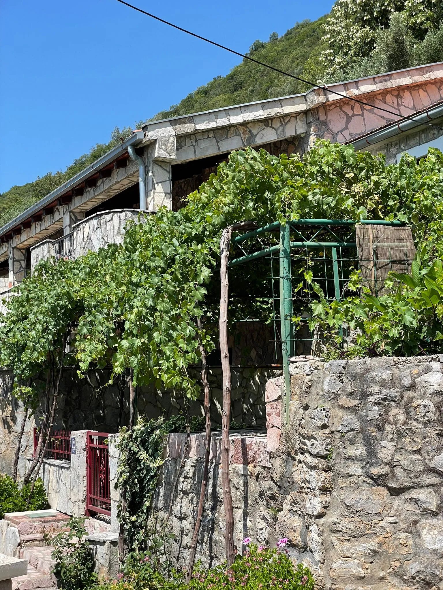 Каменный дом с видом на море